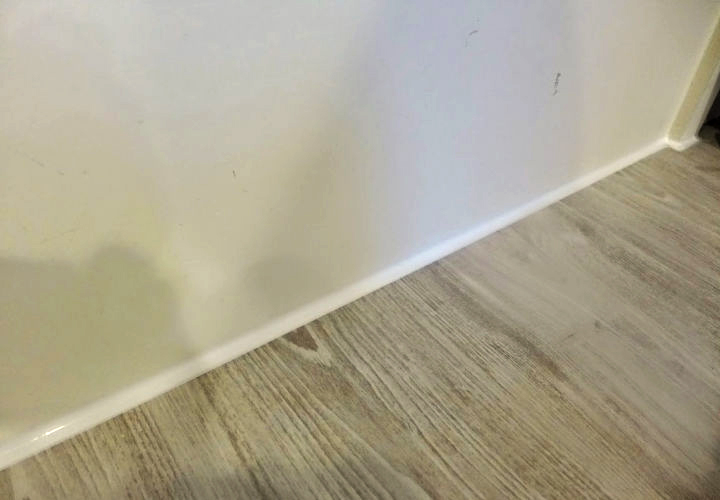 别再明装踢脚线了，赶紧试试这2种新的施工工艺，不但好看还实用